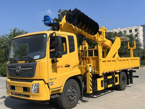 Xe tải tiện ích đường dây điện trang bị cần cẩu thủy lực và giàn khoan.